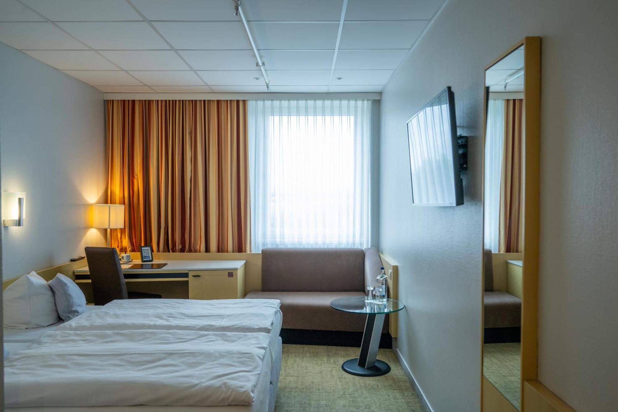 Best Western Hotel Prisma นอยมึนสเตอร์ ภายนอก รูปภาพ